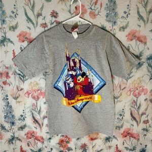 Vintage Disney Gray Short Sleeve Tee with Bold Graphic Design